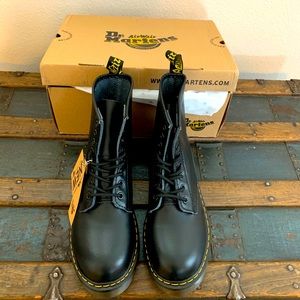 Dr. Martens Smooth lace up boots